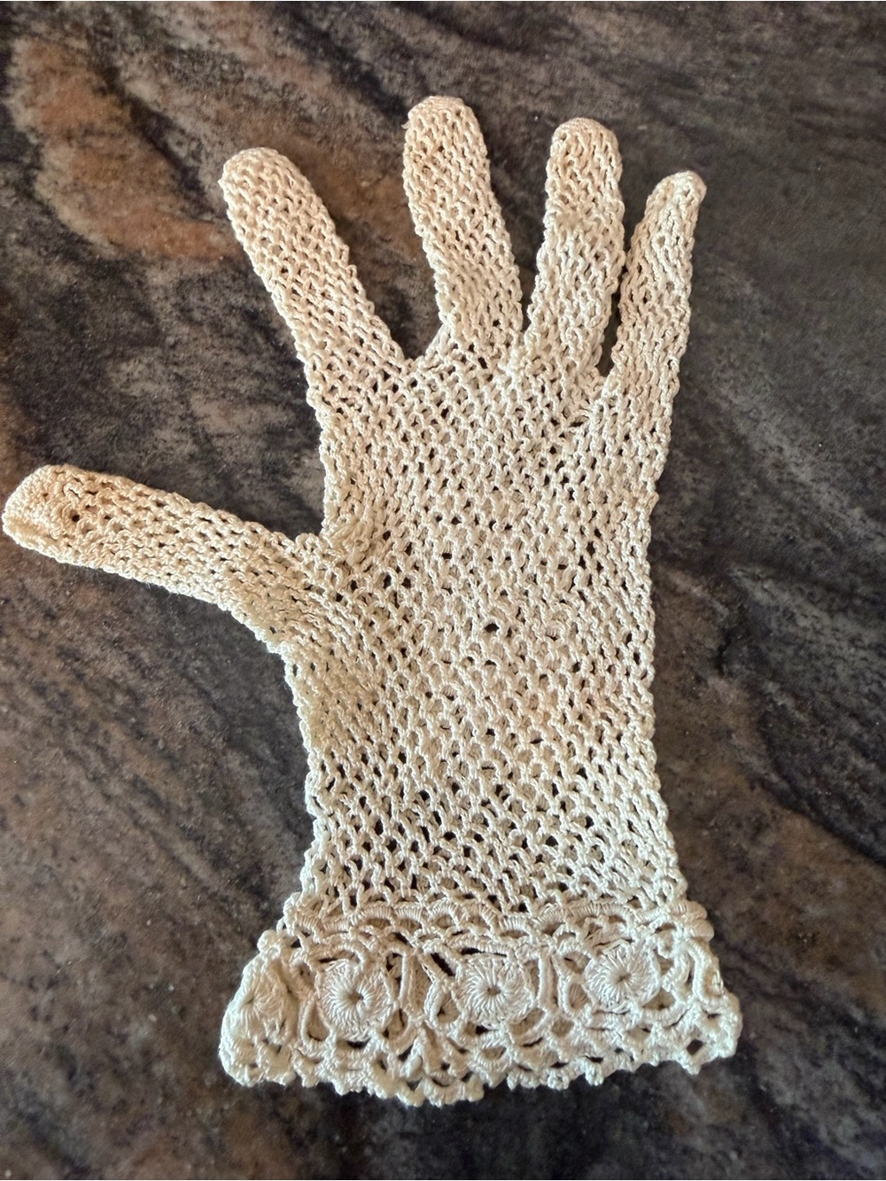 Hand-Crocheted Lace Gloves in Cream — Elegant Women's Accessory VINTAGE - Picture 3 of 8
